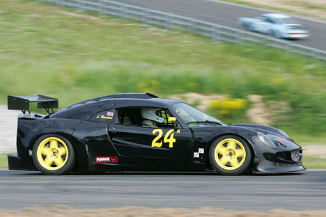 Sådan kan en Lotus Elise se ud. Leif Børstads eksemplar holdt desværre kun få omgange af første tidtagning, før han kunne tænke på returrejsen til Norge. (Foto: Anders Molin)